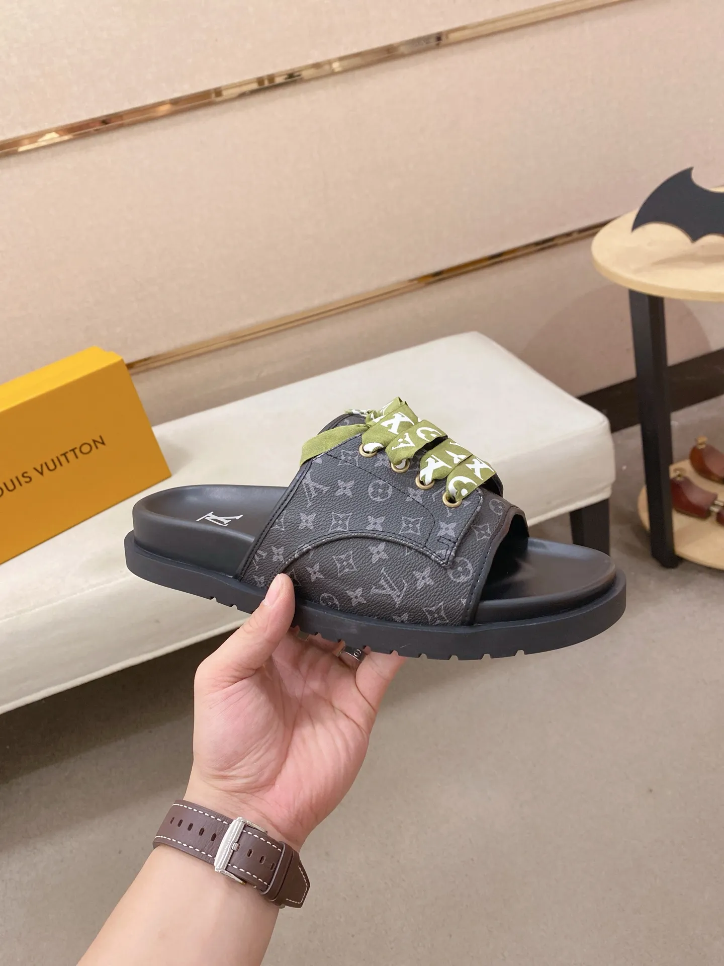 Men's shoes 💰: 340💰Made by LV🔍Top purchasing agents. Men's spring and summer slippers are available at the same counter. The uppers are imported cowhide from Italy, with logo graphics and high-quality craftsmanship. Soles: original soles specially provided by the original factory. Exclusive movable molded soles are super comfortable. Original goods follow orders. 🔍🔍High quality. You can enter and exit the counter at will. Welcome to compare. Size 38-44.